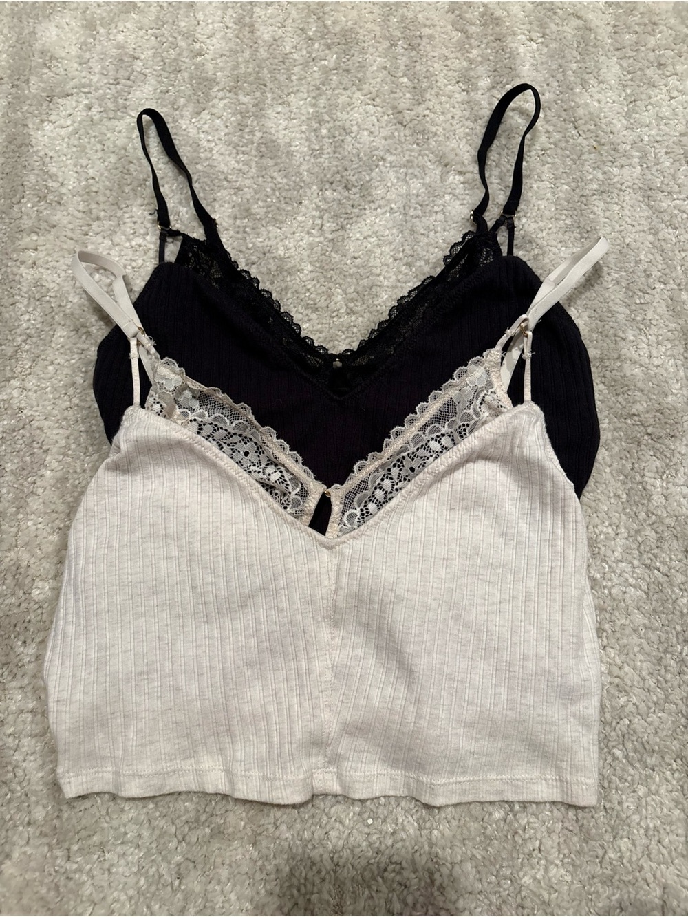 2 aerie cropped tanks